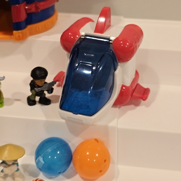 Squinkies Hot Wheels Shark Attack Tank Dispenser and Space Shuttle Set with Gi J - Picture 8 of 16